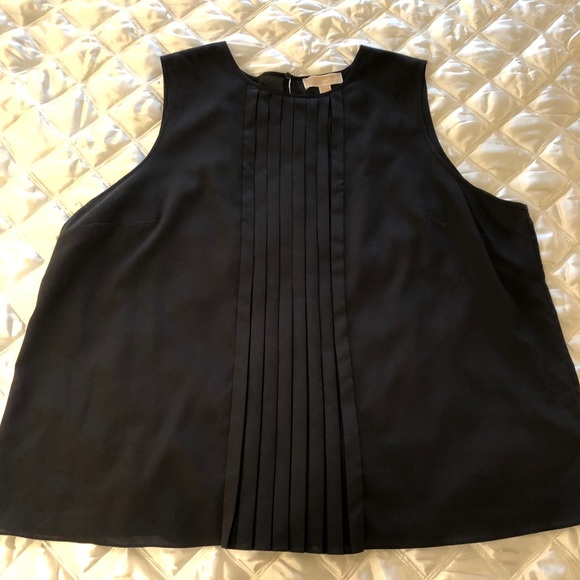 ✨🎀Black Pleat Front Michael Kors Blouse🎀✨ - Picture 4 of 7